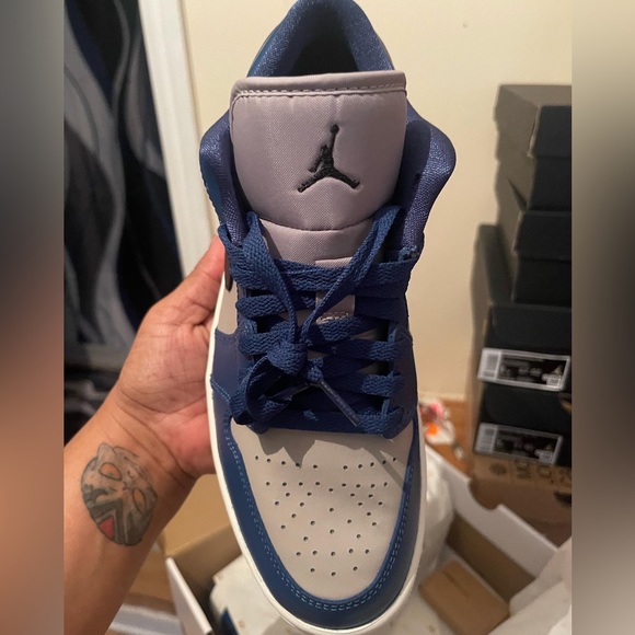 Woman’s - Picture 3 of 9